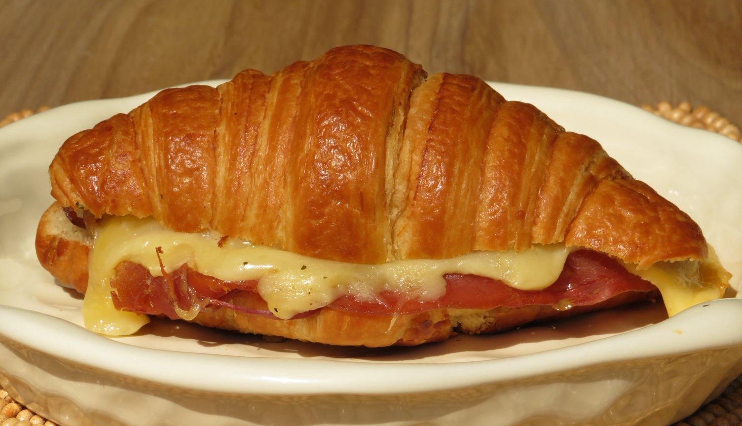 Croissant relleno de jamón y queso