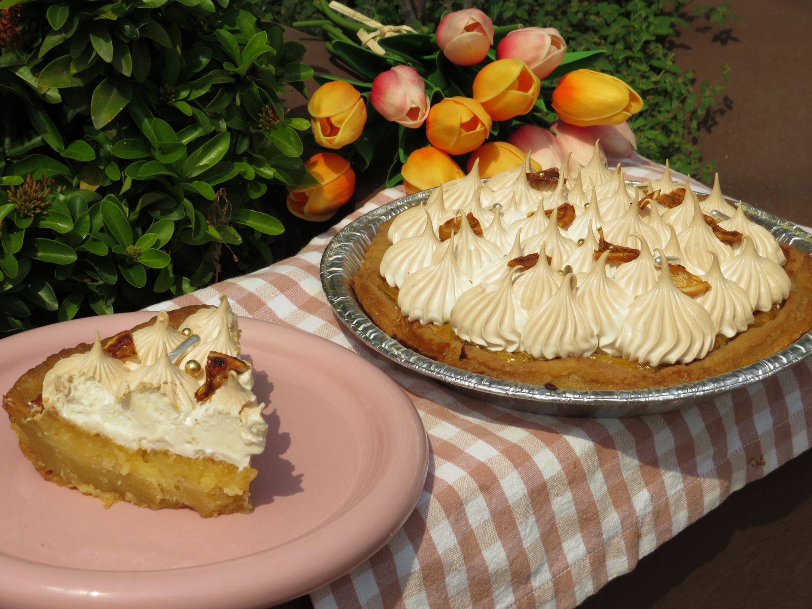 Rebanada de pay de limón con merengue