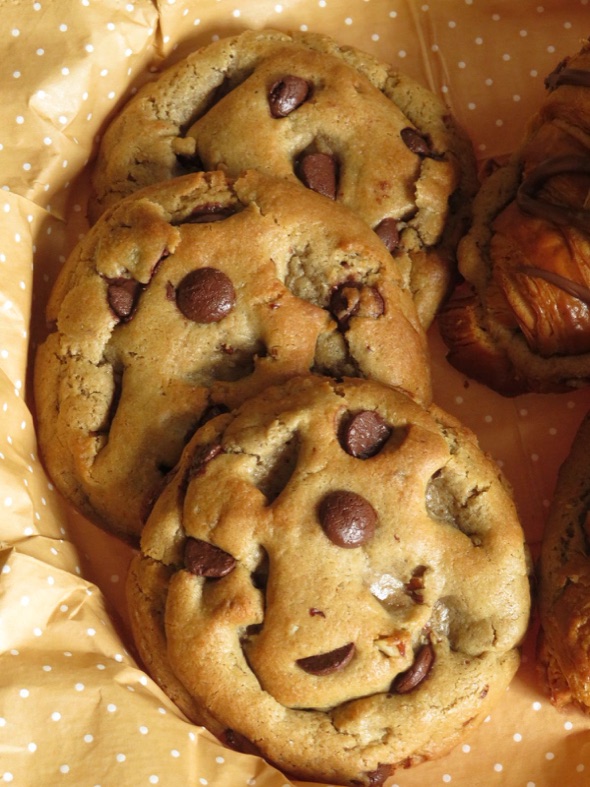Cookies de chispas de chocolate recién horneadas