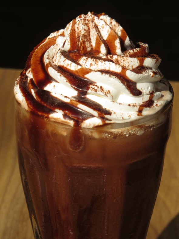 Frappé con crema batida y caramelo