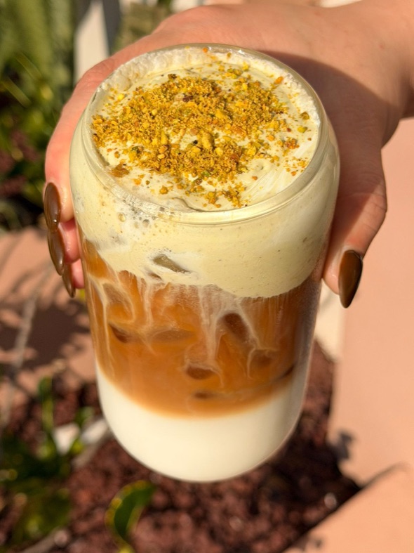Latte helado estilo dalgona de amari